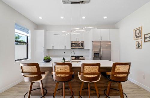 Pinecrest West Park House | Close to DT Tampa Newly Designed Fully Stocked Kitchen