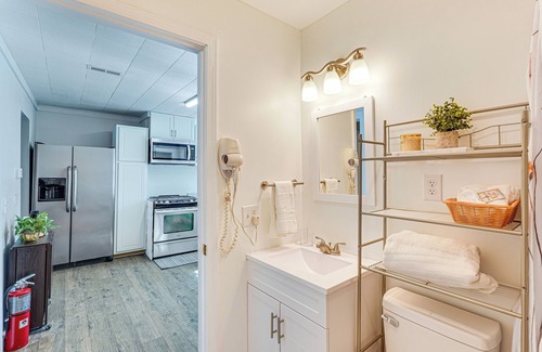 Roxboro House | Close to Shops, Eats & Hospital: Roxboro Retreat