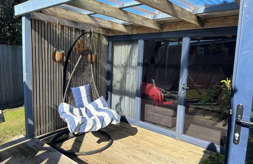 Himatangi Beach Cottage | Close to the beach pet friendly 4-bedroom bach with AC, WiFi in Himatangi Beach