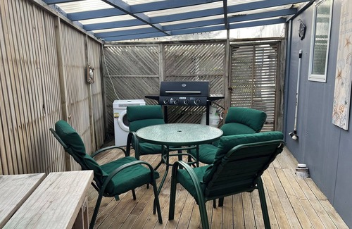 Himatangi Beach Cottage | Close to the beach pet friendly 4-bedroom bach with AC, WiFi in Himatangi Beach