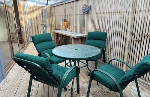 Himatangi Beach Cottage | Close to the beach pet friendly 4-bedroom bach with AC, WiFi in Himatangi Beach