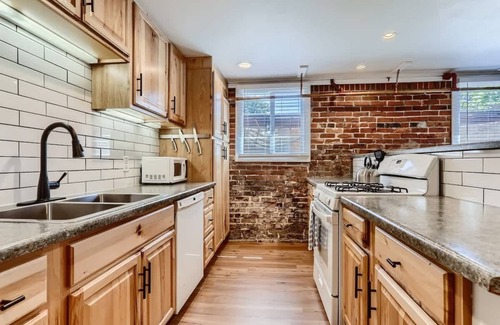 Congress Park Apartment | Cloud by Modern Midstay/1Block to City Park #C14
