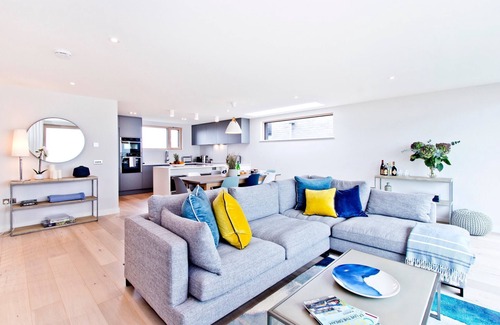 Icklesham House | Cloudbreak - a beachfront property that sleeps 6 guests in 3 bedrooms