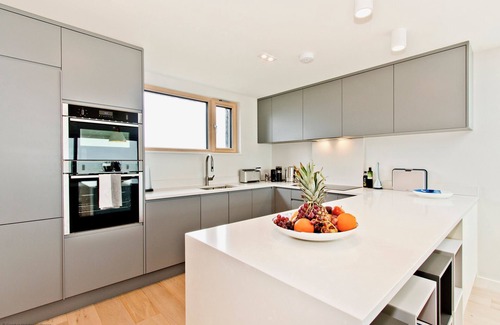 Icklesham House | Cloudbreak - a beachfront property that sleeps 6 guests in 3 bedrooms