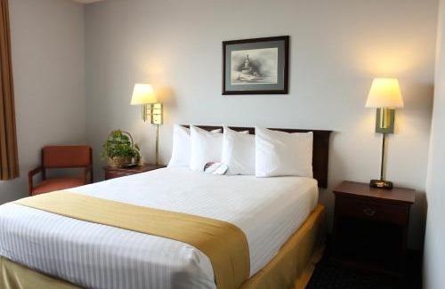 Tri-Cities Hotel | Clover Island Inn