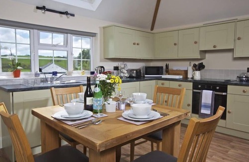 Kingsbridge Cottage | CLOVERWELL, pet friendly, with a garden in Woodleigh