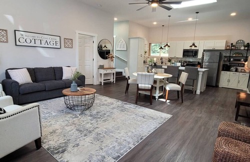 Sedro-Woolley House | Coal Creek Cottage (hot tub, dog and kid friendly)