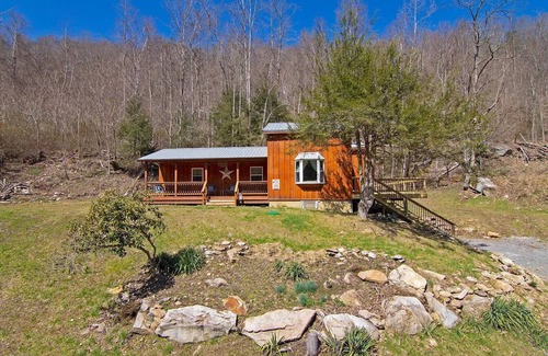 Nettie Cabin | Coal Siding Cabin on the Cherry River. Family and pet friendly!
