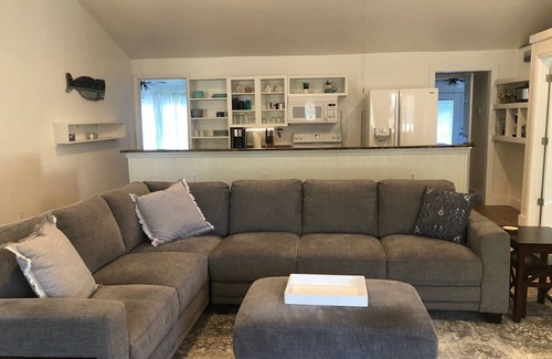 Long Beach Cottage | Coastal Breeze Cottage- walk to beach, restaurants, harbor, downtown!