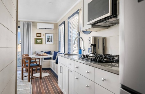 Downtown Charleston Boat Rental | Coastal Caviar - Beluga Suite - with Rooftop Deck