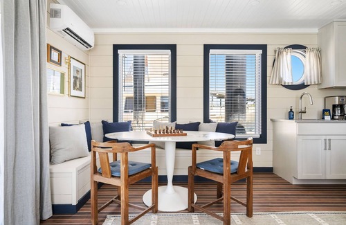 Downtown Charleston Boat Rental | Coastal Caviar - Beluga Suite - with Rooftop Deck