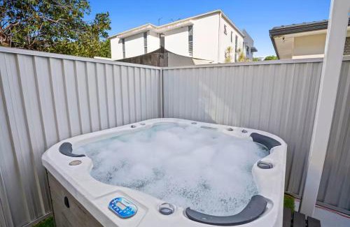 Surfers Paradise House | Coastal Central -3BR, Spa, Surfers Paradise, AC