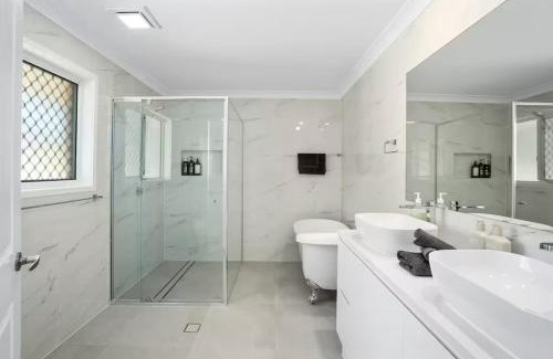 Surfers Paradise House | Coastal Central -3BR, Spa, Surfers Paradise, AC