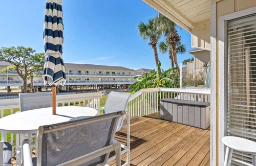 Holiday Isle Condo | Coastal Charm, CANAL FRONT 🌴Condo, 5 Pools, Hot Tub, walk to beach Dog-Friendly!