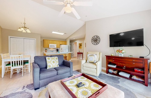 Calabash Condo | Coastal condo with golf course views, on-site pools, gym, & balcony