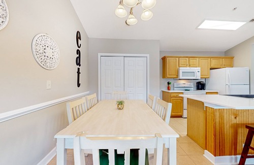 Calabash Condo | Coastal condo with golf course views, on-site pools, gym, & balcony