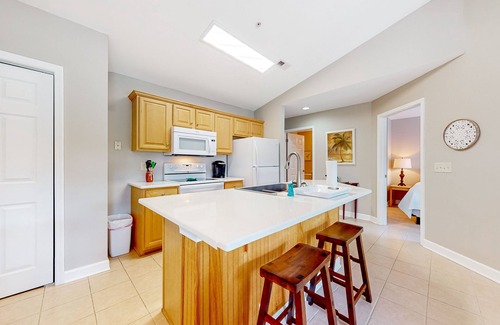 Calabash Condo | Coastal condo with golf course views, on-site pools, gym, & balcony
