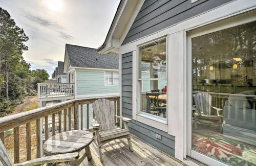 Corolla Light Apartment | Coastal Home with Community Pool Less Than 2 Miles to Beach!