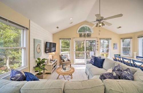 Corolla Light Apartment | Coastal Home with Community Pool Less Than 2 Miles to Beach!