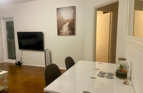 Narrabeen Apartment | Coastal Retreat- Beach, Lagoon & Cafes Just Steps from Your Door!
