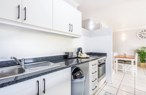 Shaka's Rock Apartment | Coastal Retreat: 2-Bed Chalet with Balcony and BBQ