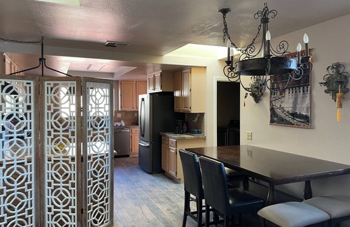 Loma Alta House | Coastal Suite King Bed, Private Bath & Tub Shared Room Near the beach