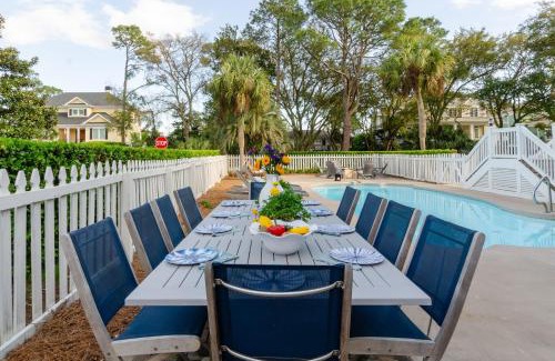 Folly Field House | Cobalt Coast by AvantStay 7BDR Steps from Beach