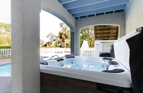 Folly Field House | Cobalt Coast by AvantStay 7BDR Steps from Beach