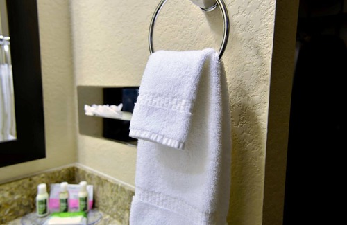 Lake View Hotel | Cobblestone Inn and Suites - Lake View