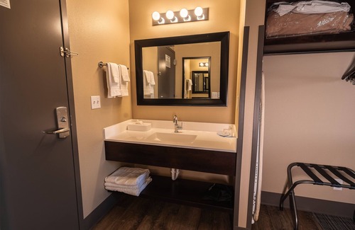 Trenton Hotel | Cobblestone Inn & Suites - Trenton