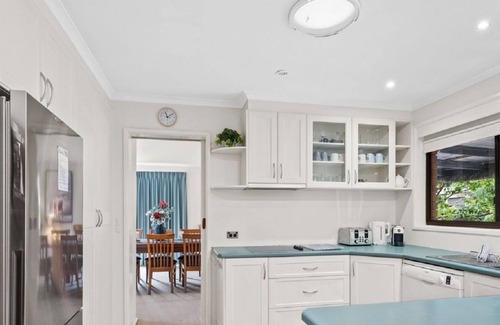 Jindabyne House | Cobbon Retreat - 5BR House l Pet Friendly l Large Fenced Backyard l WiFi l Great Location