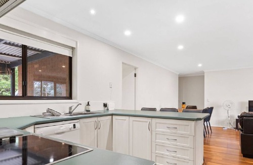 Jindabyne House | Cobbon Retreat - 5BR House l Pet Friendly l Large Fenced Backyard l WiFi l Great Location