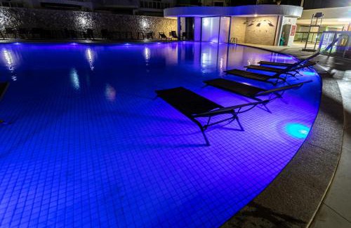 Taio Apartment | Cobertura Pé na Areia com Piscina e Churrasqueira Privativas e Vista para o Mar a 50 m da Praia dos Anjos- SAUNA PISCINA ACADEMIA