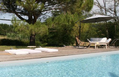 Lusignan-Petit Bed & Breakfast | Cocon de Verdure avec piscine chambre lit king-size 2m
