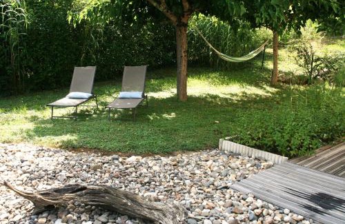 Lusignan-Petit Bed & Breakfast | Cocon de Verdure avec piscine chambre lit king-size 2m