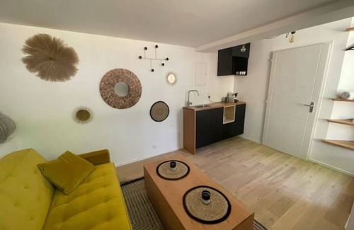 Saint-Martin-de-Londres Apartment | Cocoon under the oaks with jacuzzi