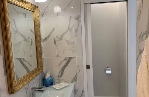 Bourgueil Bed & Breakfast | Cocoon' guest room with private wellness area