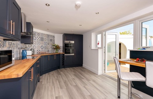 Llanfaelog House | Coed Y Llan: 5 bedroom holiday villa in Rhosneigr, easy walk to beach
