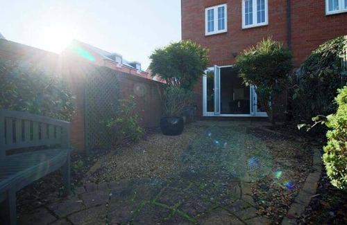 Magor House | Cohost Partners Cozy 4 Bed Home with Garden