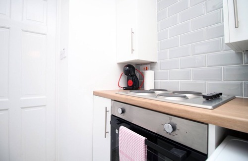 Newport House | Cohost Partners | Stylish 2BR Home w/Free Parking