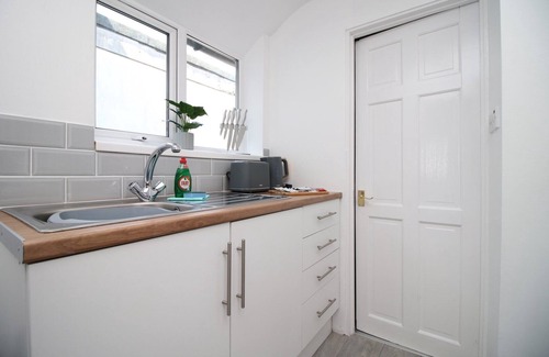 Newport House | Cohost Partners | Stylish 2BR Home w/Free Parking