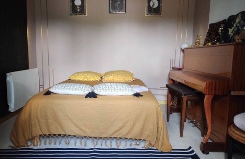 Marigne-Laille Bed & Breakfast | Colette Art Deco room in quiet farmhouse near circuit, pets welcome