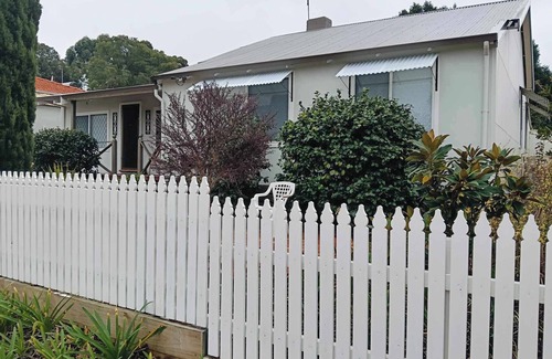 Collie Cottage | Collie Getaway- Camellia Cottage