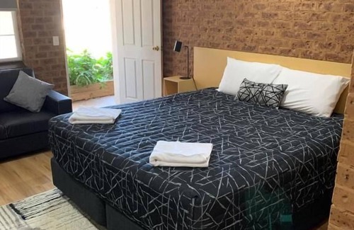 West Wyalong Hotel | Colonial motor inn