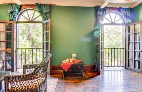 Bullet Tree Falls Apartment | Colonial Suite @ Mahogany Hall