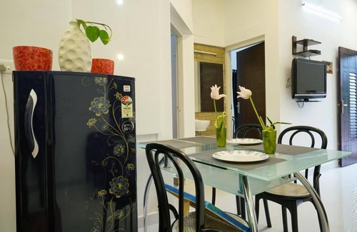 Moolakadai House | Colorful Artifacts and Modern Decor Hut Stay