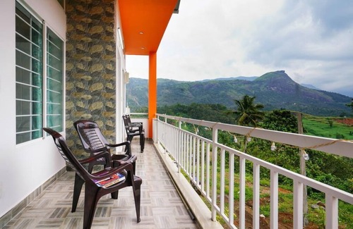 Moolakadai House | Colorful Artifacts and Modern Decor Hut Stay