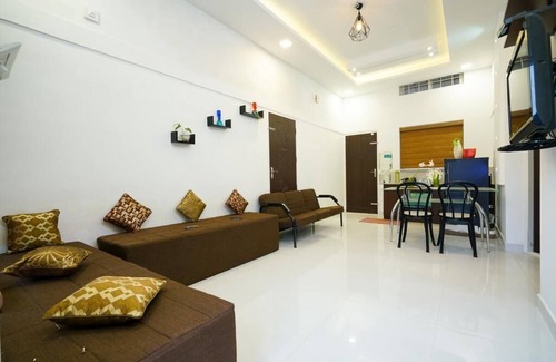 Moolakadai House | Colorful Artifacts and Modern Decor Hut Stay