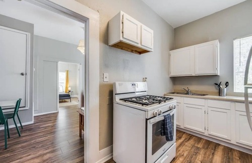 Alta Vista Apartment | Colorful Pearl & Riverwalk Downtown Apartment!
