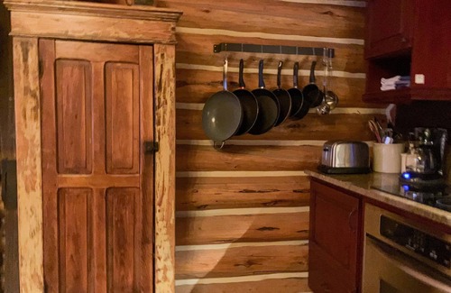 Clawson Cabin | Colter Cabin: Classic Log Cabin w/Privacy & Views